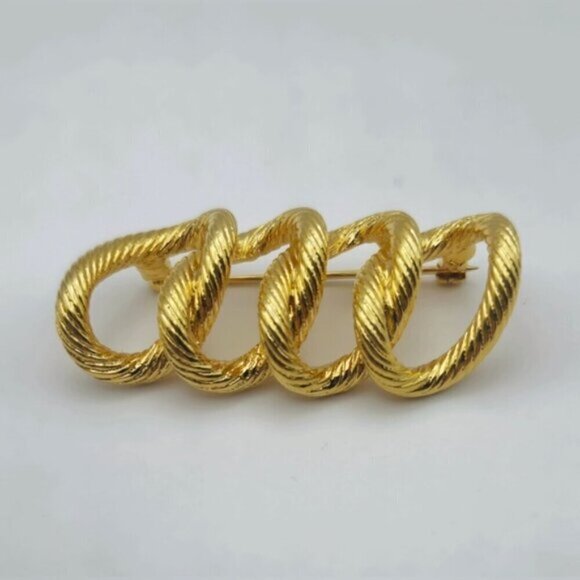 Vintage Signed MONET Gold tone Textured 4 WOVEN RINGS Shape Brooch - Picture 2 of 9